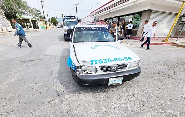 Disputa entre particular y taxista; gana conductora.
