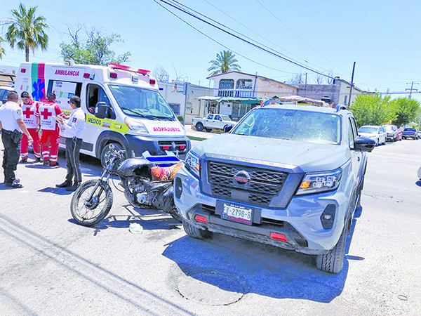 Embiste una camioneta a motociclista en el Juárez
