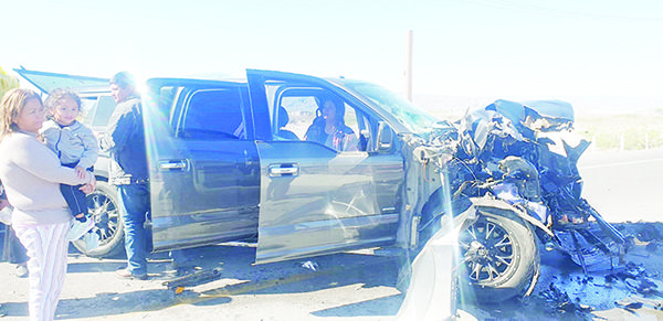 Potente choque entre camioneta y un tráiler