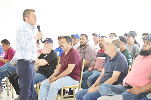 Muestra Alcalde apoyo a obreros