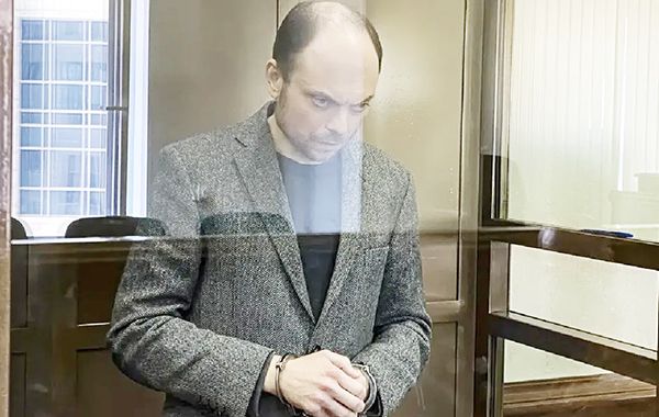 Dan 25 años de prisión a crítico de Putin por traición