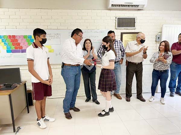 Entregan a plantel equipo de cómputo