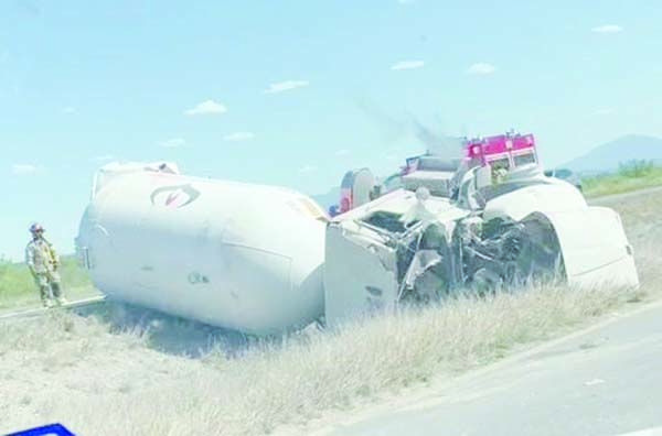VUELCA PIPA EN LA 57; MUERE CHOFER
