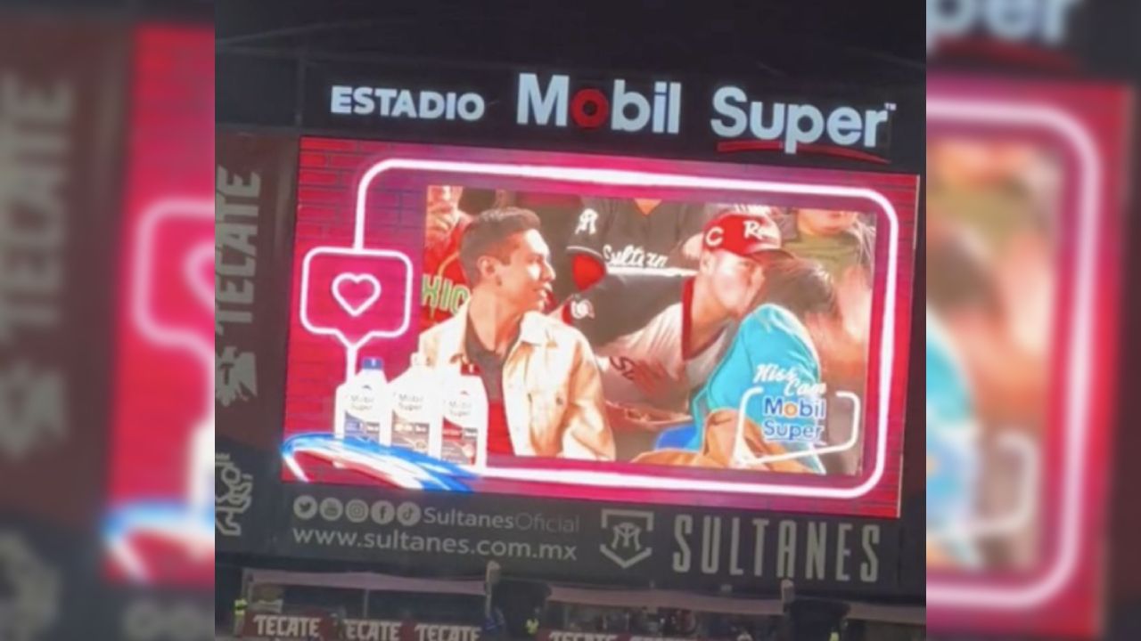 VIDEO: Kiss Cam sorprende a chica con su pareja y ella prefiere besar a otro, la reacción enloquece TikTok