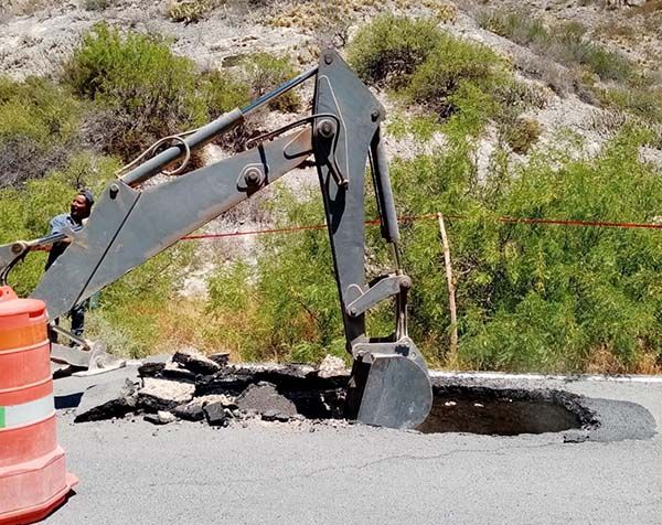 Repara socavón en carretera a Ocampo