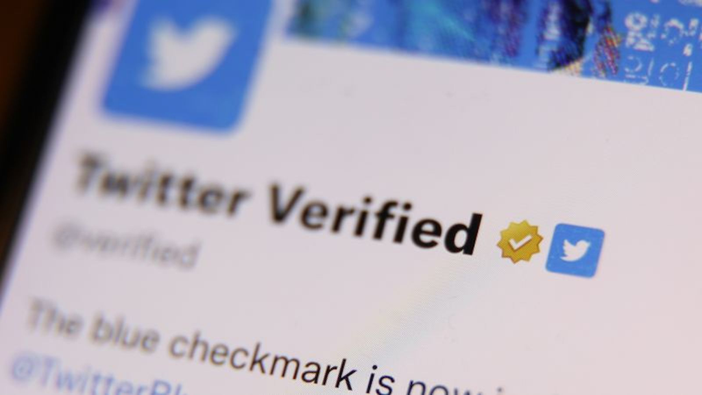 Twitter desciende al caos mientras los medios de comunicación y las compañías pierden la marca de verificación