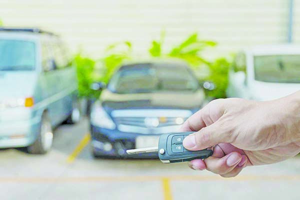 Obreros devuelven vehículos a agencias