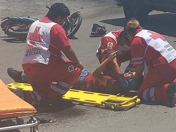 Impactan y abandonan a jóvenes motociclistas