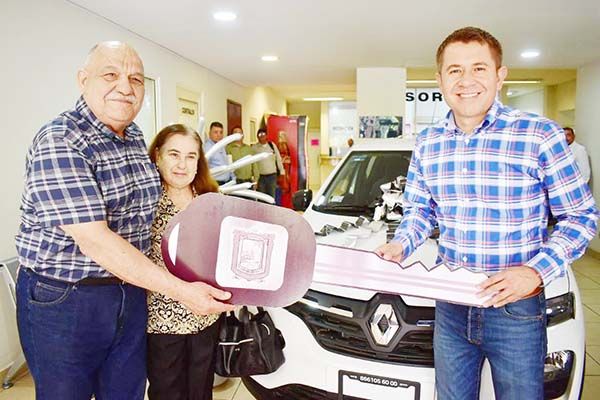 Entrega Alcalde auto a contribuyente ganador