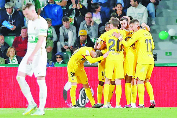 Golea Barcelona al Elche y sigue firme rumbo al título