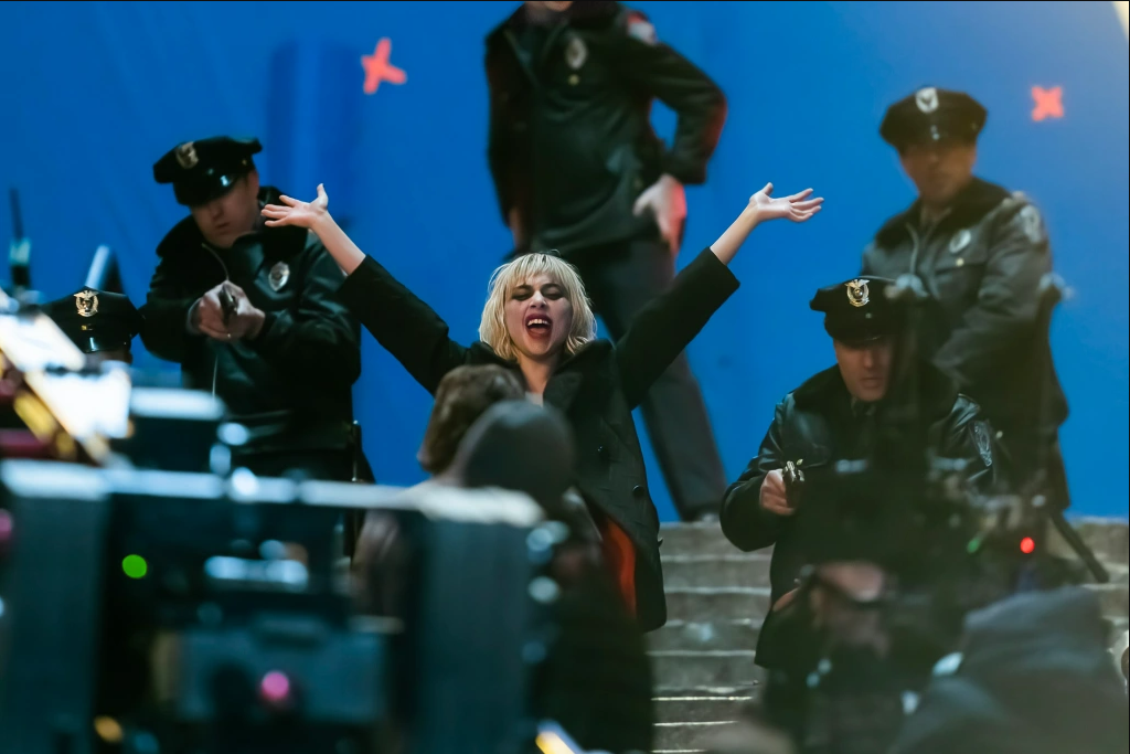 Lady Gaga y Joaquin Phoenix recrean escena de las escaleras en imágenes filtradas de ‘Joker 2’