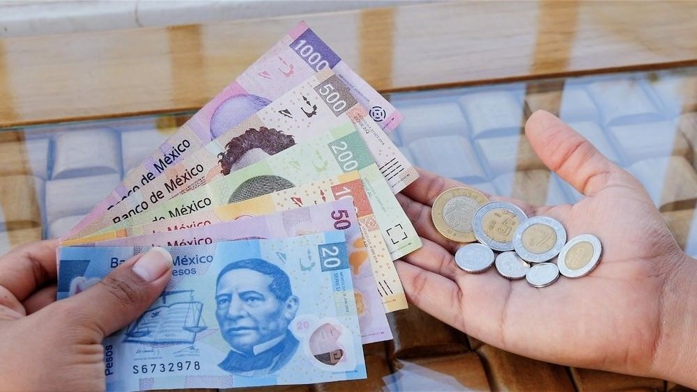 Peso ‘lucha’ con el dólar por mantenerse debajo del piso de las 18 unidades