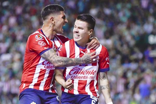 Chivas gana a León y se acerca a la Liguilla directa