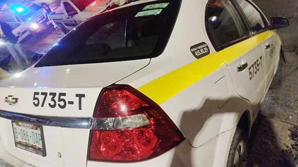 Cae taxi a desnivel