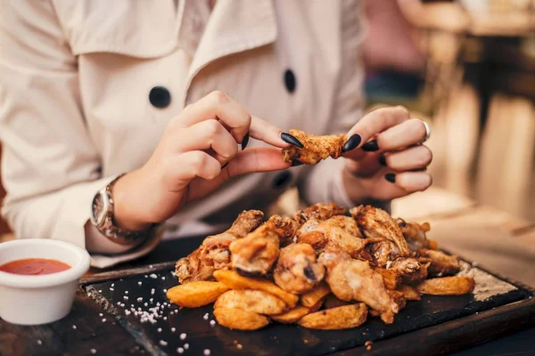 Qué le pasa al cuerpo si comes alitas de pollo en exceso