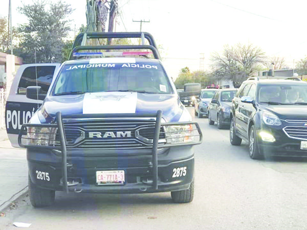 Intenta hombre detonar arma contra policías