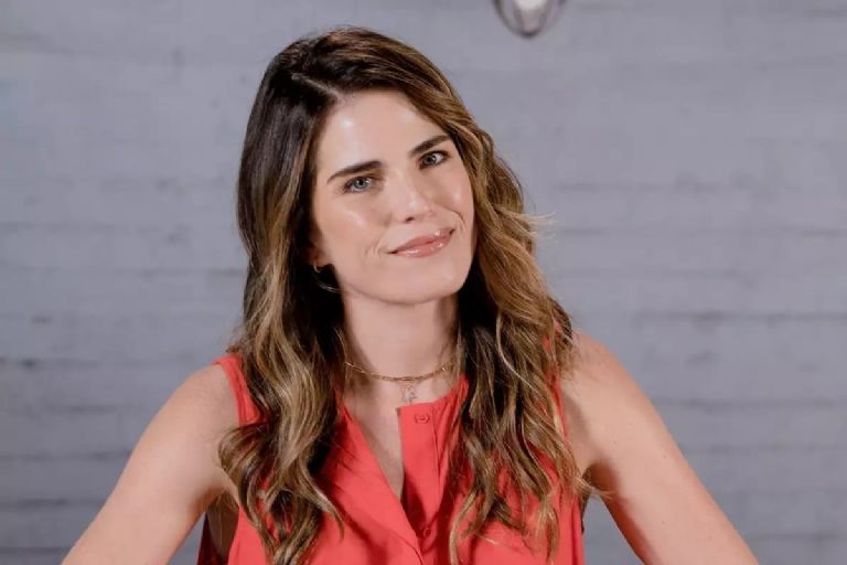 Tunden a Karla Souza por llamarse persona «de color»: «deberíamos ganar igual que la gente blanca»