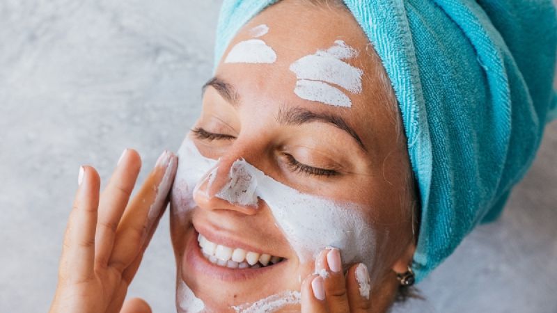 Mascarilla hecha en casa con vitamina C para aclarar el rostro y eliminar manchas en una semana