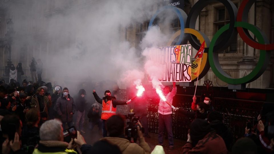 Francia aprueba aumentar la edad de retiro a 64 años. Se vienen oleadas de protestas