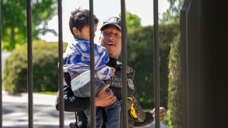 Un niño pequeño se cuela en la Casa Blanca