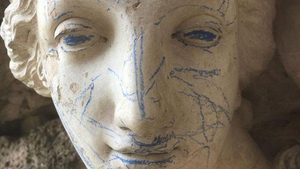 Niños «vandalizan» una estatua de 230 años y un monumento con crayones azules