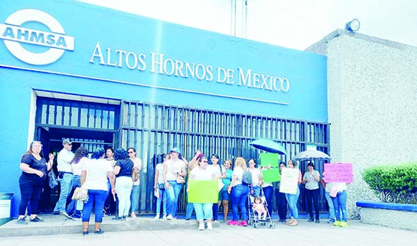 Exigen respuestas esposas de obreros