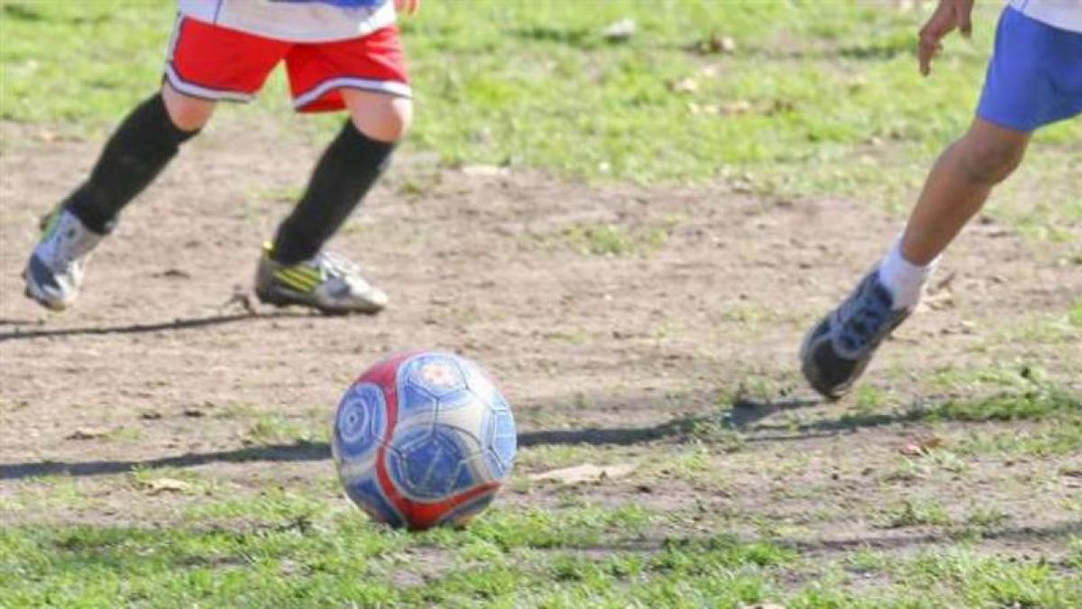 Niño de 12 años muere en pleno partido de futbol tras recibir un balonazo en España
