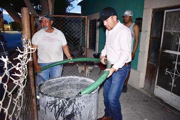 Apoya Hugo con pipas la colonia Benito Juárez