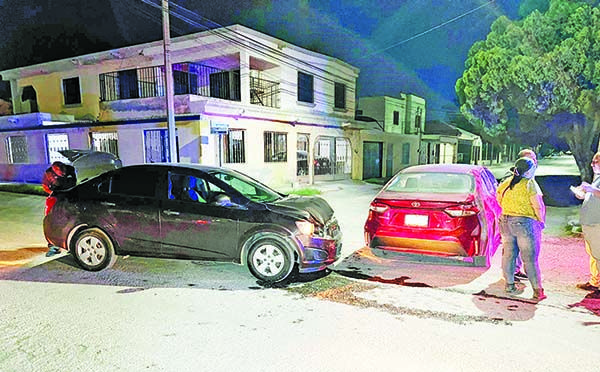 Colisionan autos en la Ciudad Deportiva