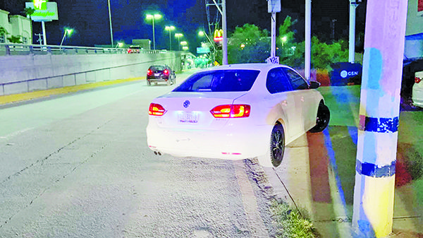 Choca auto y finge que pagará daños