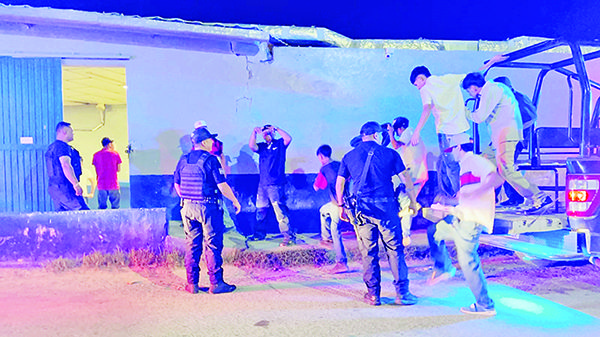 A “pastelazos” menores intentan evitar detención