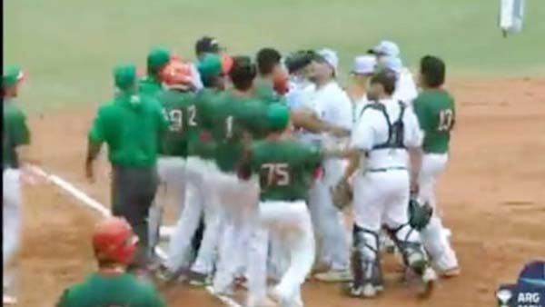 ¡SE ARMÓ LA CAMPAL! MÉXICO Y ARGENTINA SE VAN A LOS GOLPES EN MUNDIAL SUB 23 DE SOFTBOL