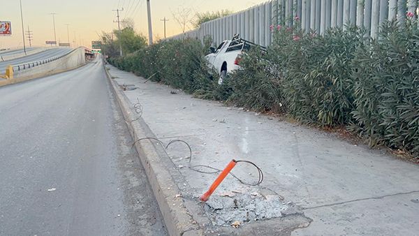 Se vuela banqueta y cae en jardinera