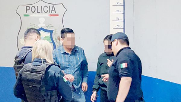 Policía interrumpe final feliz… en auto