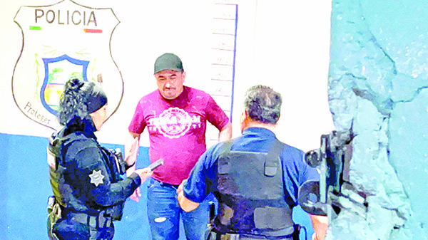 Viola orden de restricción y acosa casa de expareja