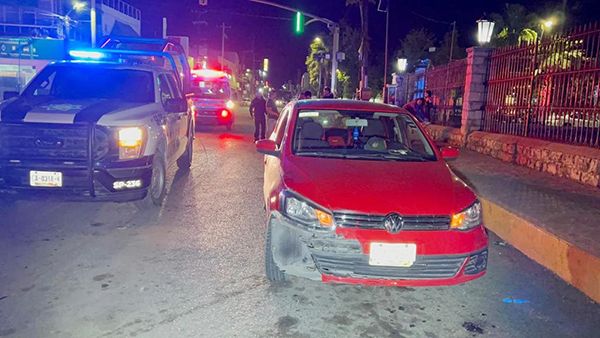 Choca con su moto; lo trasladan al IMSS