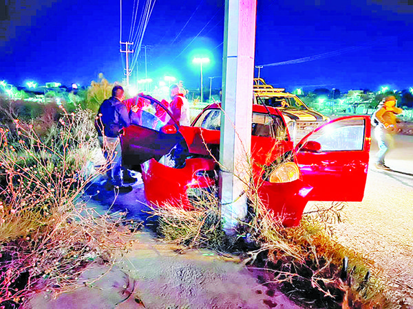 Fuerte impacto de auto y poste