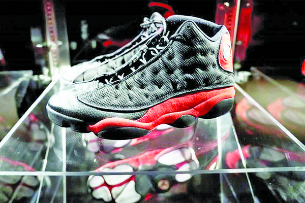 Subastan en 2.2 MDD un par de zapatillas de Michael Jordan