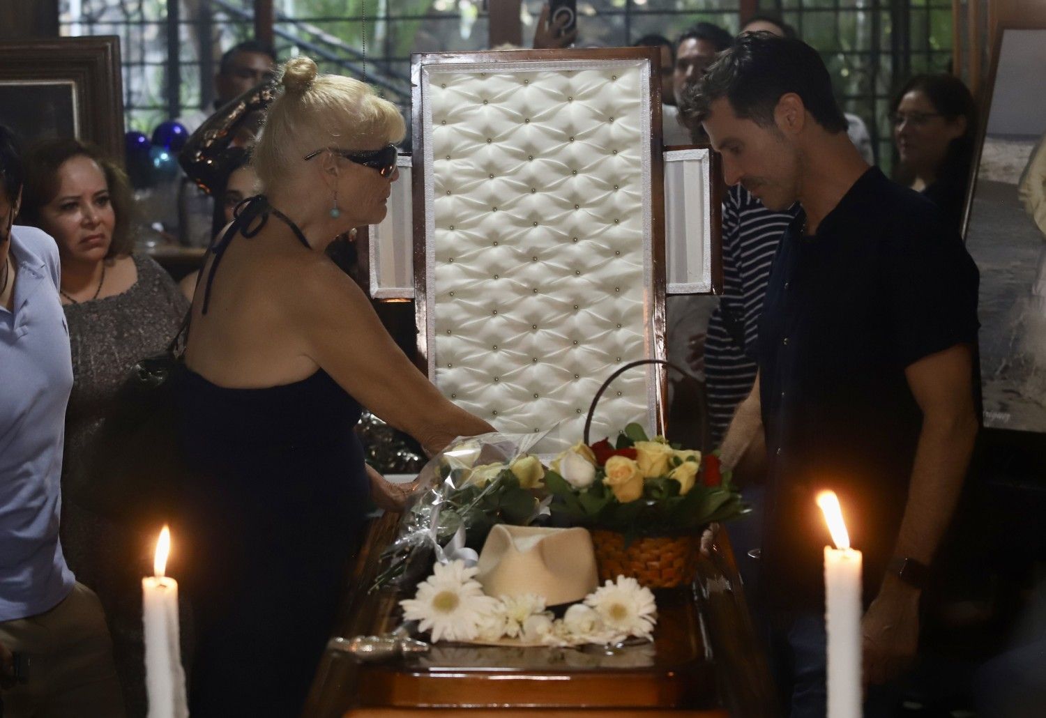 Primera esposa de Andrés García acude a funeral; «estoy destrozada» por su muerte