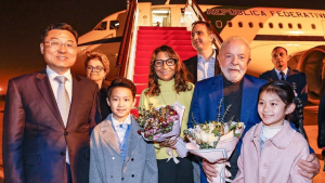 El presidente de Brasil, Lula da Silva, viaja a China con las esperanzas puestas en el comercio y la paz