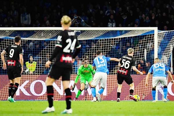 Humilla Milan al líder Napoli en el Diego Armando Maradona