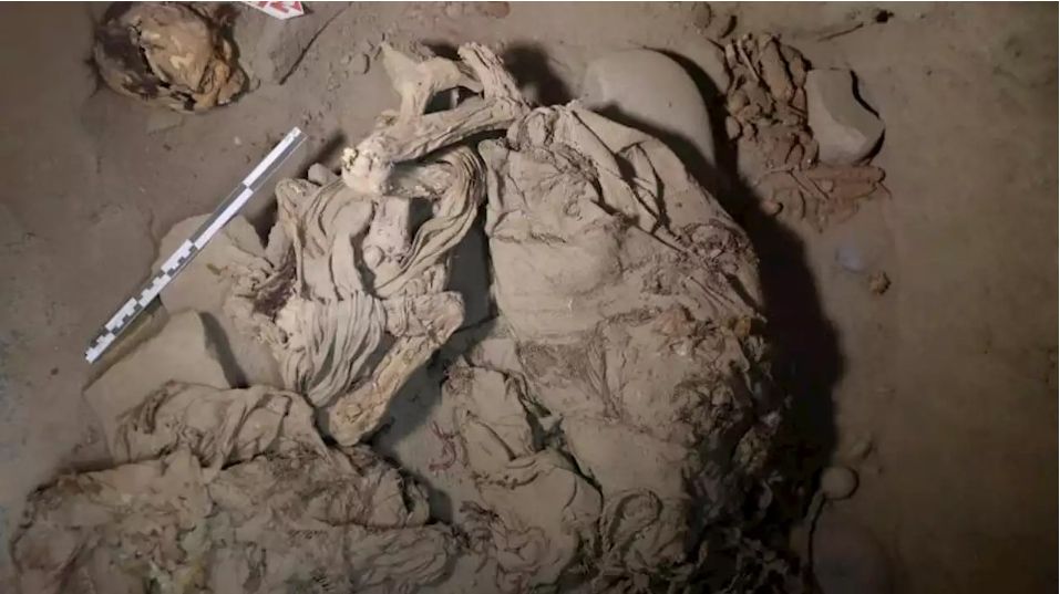 Descubren en Perú la momia de un adolescente envuelta en un bulto