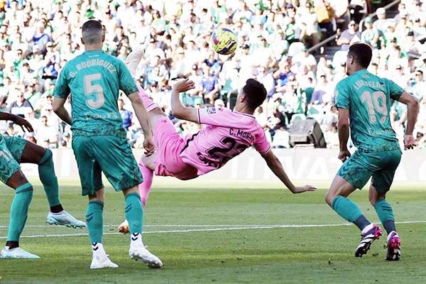 Logra Montes gol de chilena, pero cae Espanyol ante el Betis