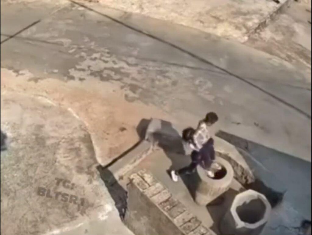 VIDEO: Por imitar serie de TV, niña de 7 años arroja a menor de 4 a un pozo en China