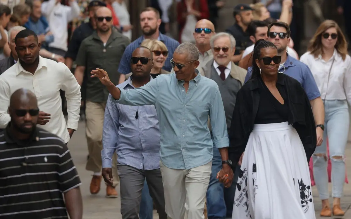 Los Obama y Spielberg pasean por Barcelona