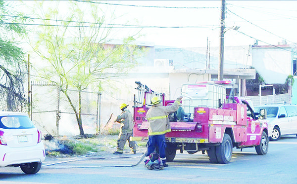 Trailer revienta cables y sobreviene incendio
