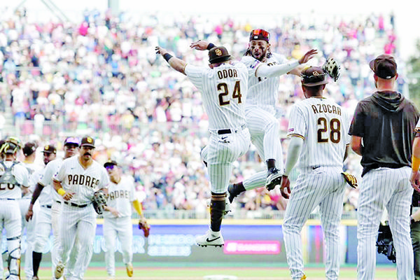 Remontan Padres a Gigantes y se llevan la México Series