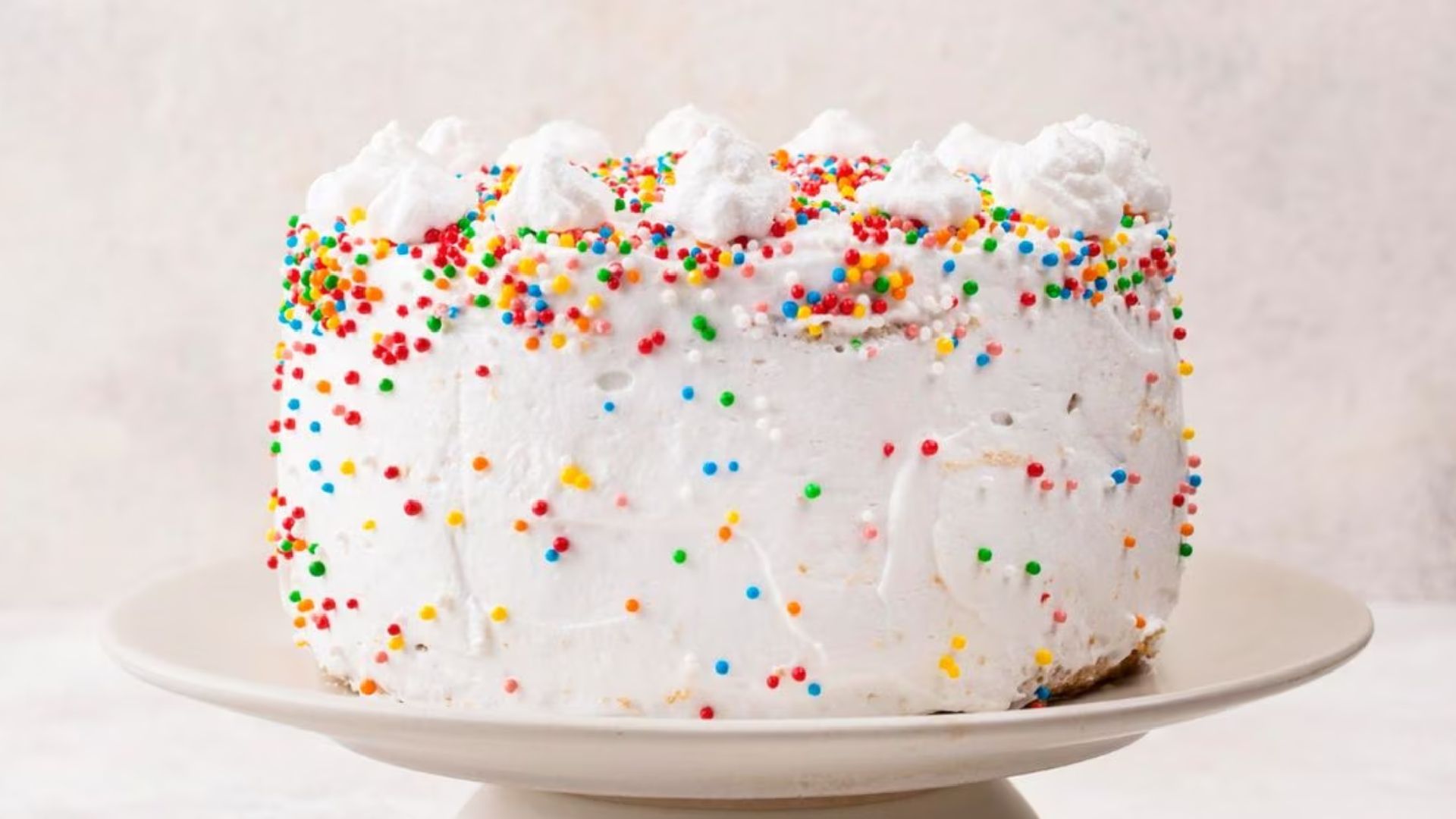 Hornea un pastel confeti para celebrar el Día del Niño