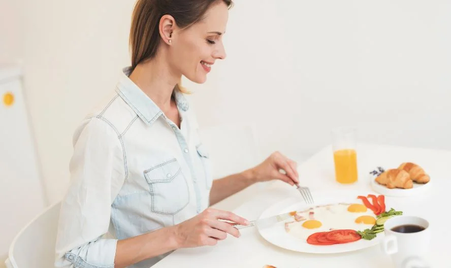 ¿Qué le pasa al cuerpo si comes más de 2 huevos diarios?