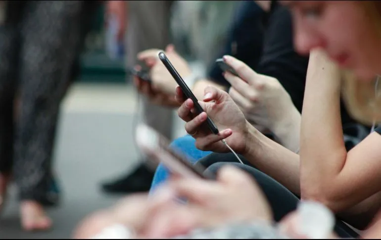 Según estudio, usuarios dejarían Netflix y el sexo, pero no el celular